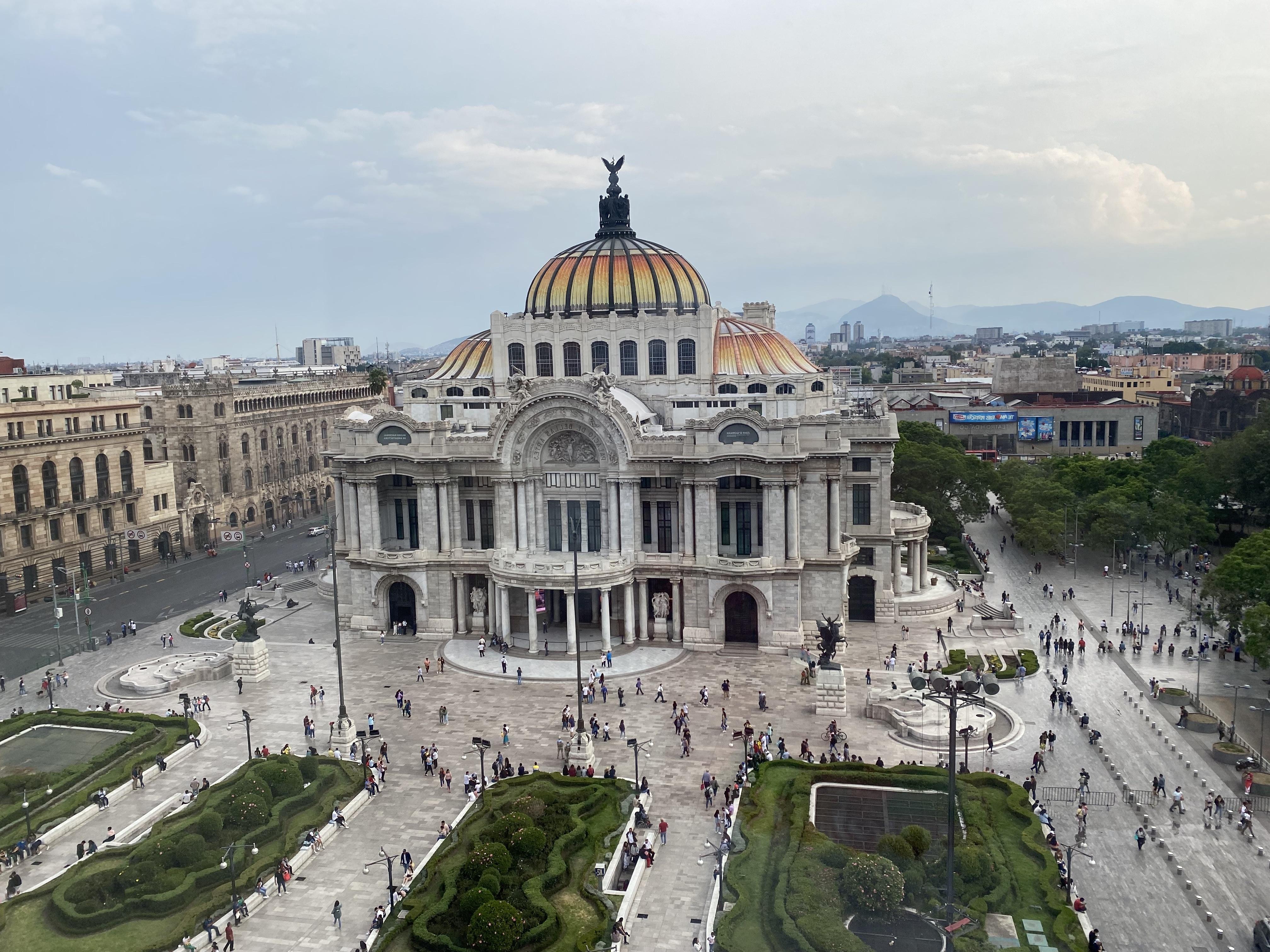 Palacio de Bellas Artes(墨西哥)，背景中可以看到山脉